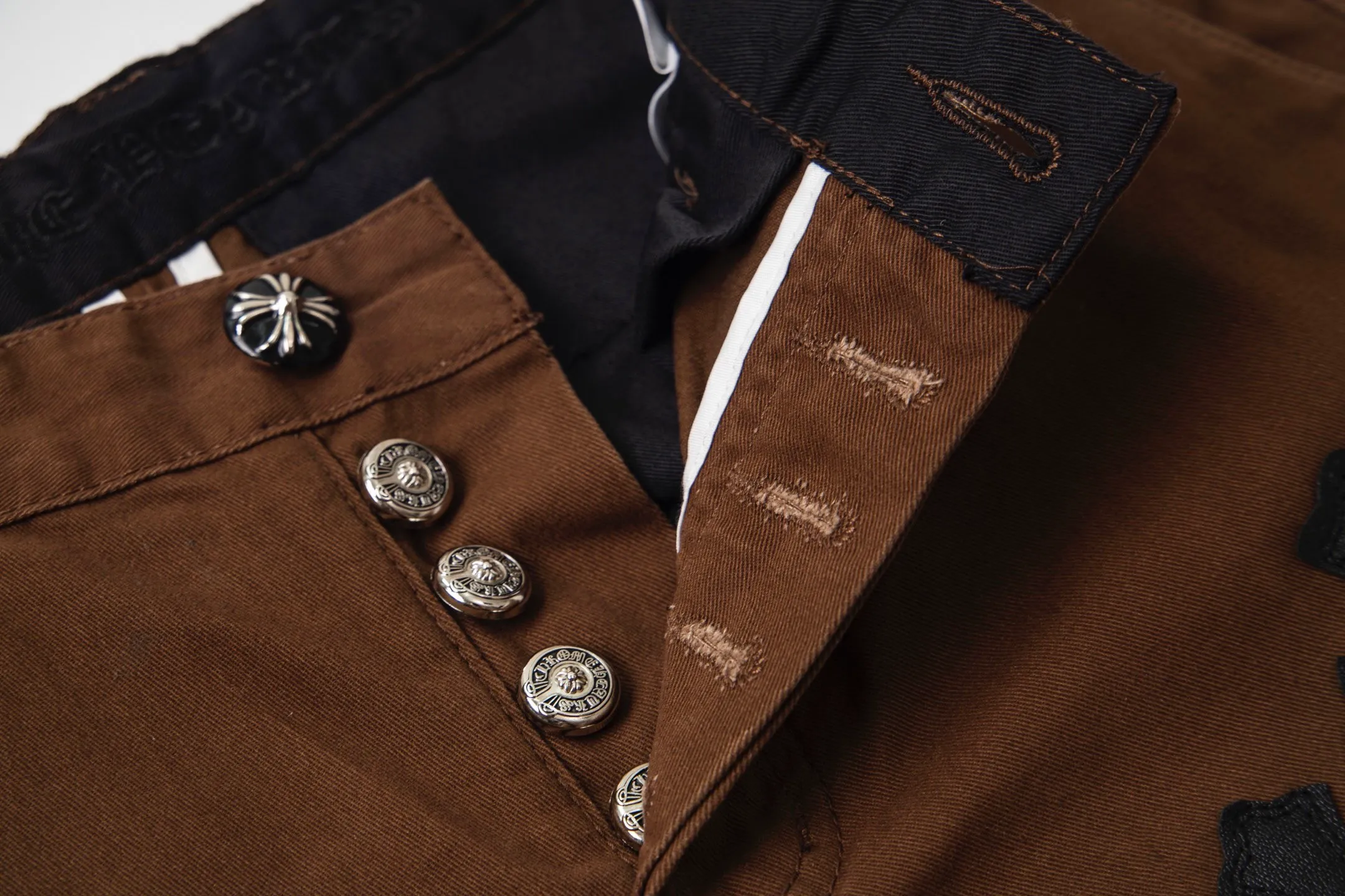 P270 💰 (Top version) Chrome Hearts | Chrome Hearts Brown Casual Cross Patched Leather Jeans - Full of exploring the ultimate in fashion, Chrome Hearts' new Chrome Hearts pants cleverly integrate camouflage cross, camouflage cross and other elements to break the traditional boundaries. Mattyboy's clever fusion of overalls and khaki jeans, the same style, brings endless matching inspiration to fashionistas! Whether it is daily wear or fashion experiment, these pants can bring you an excellent fashion experience. Color: Brown Size: 28-30-32-34 (corresponds to S-M-L-XL)